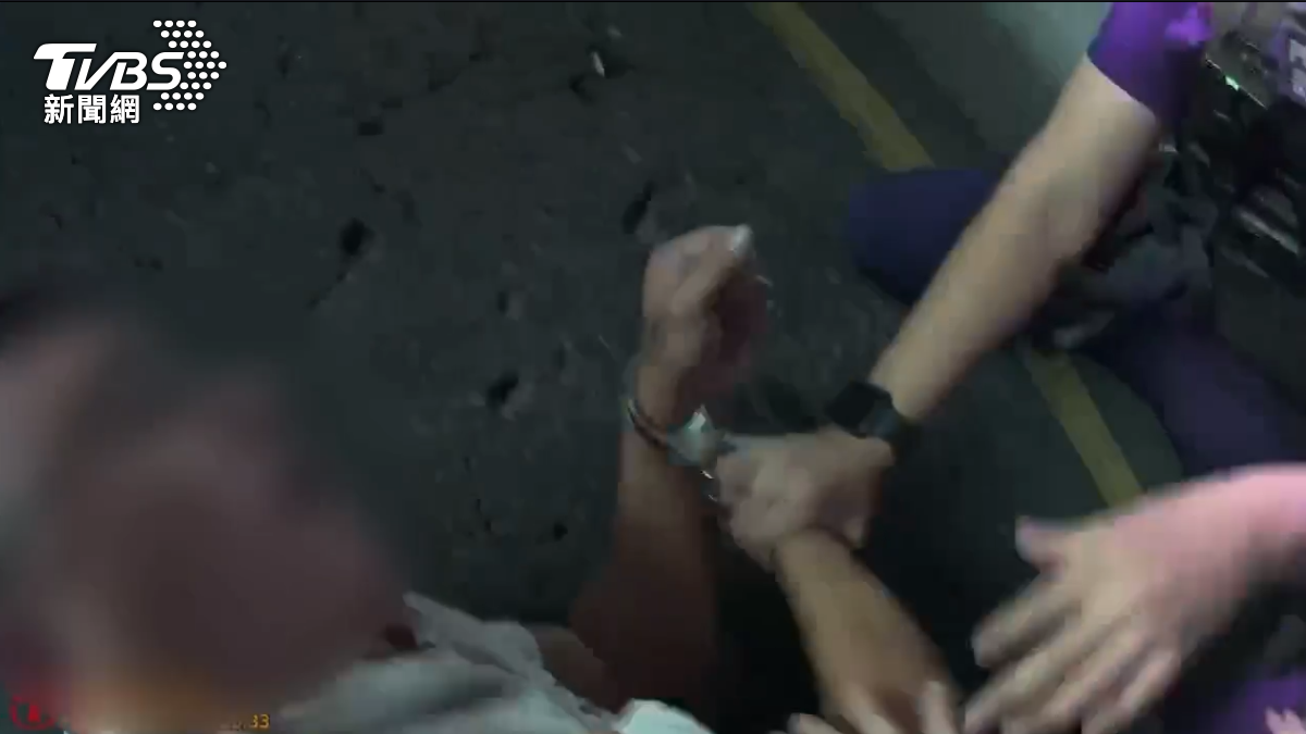 警方攔截逮捕嫌犯之後,清點蔡姓男子的違規項次,交通罰單就高達13萬7400元(圖/TVBS)