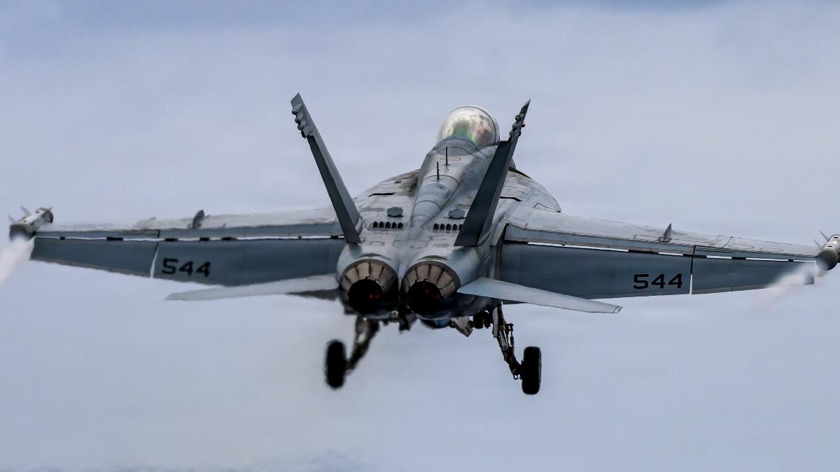 EA-18G咆哮者電戰專機可發射強大電磁場,癱瘓伊朗防空雷達與通訊。(圖/翻攝美軍DVIDS)