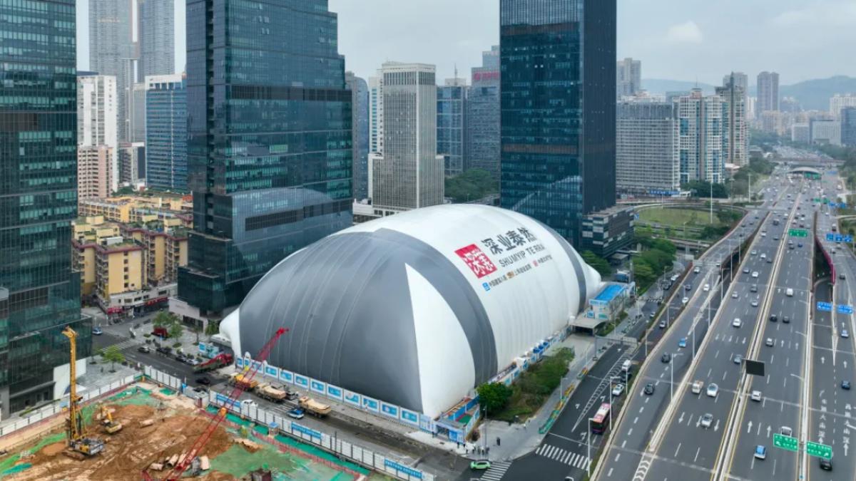 深圳市中心近日出現一座外型酷似「巨型枕頭」的建築工地,整個工地被氣膜完整包覆。(圖/微博)