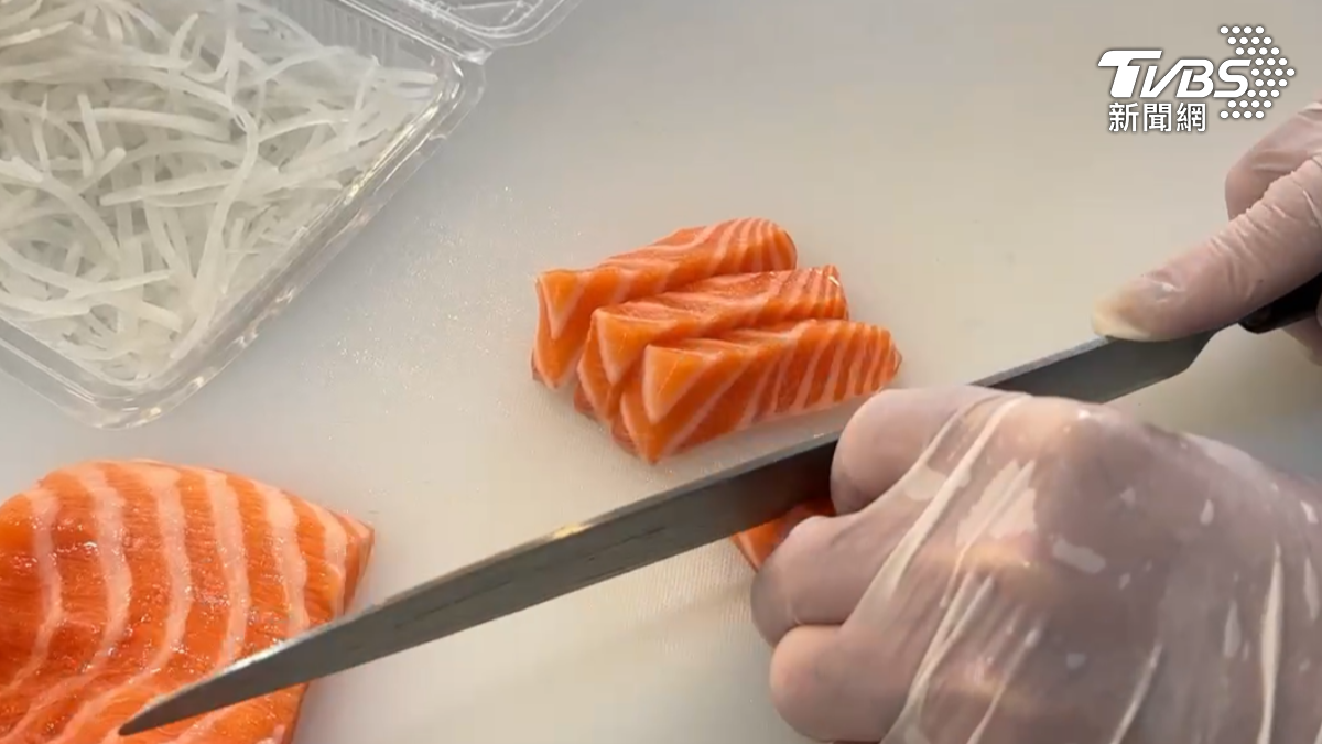 店家強調,因為要顧到生魚片的品質,所以沒有提供宅配,也不會要求客人匯款(圖/TVBS)