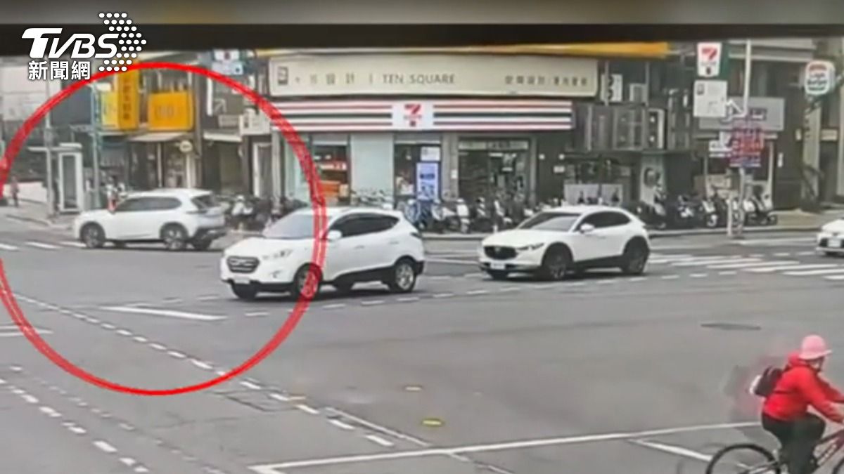 多元計程車駕駛表示,撞倒機車後他趕緊轉彎閃避車流。(圖/TVBS)