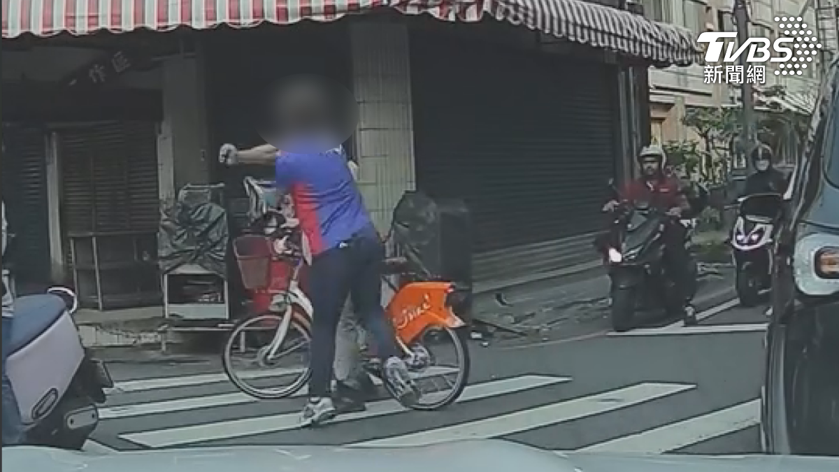 台南有單車騎士被轉彎轎車嚇到,衝上前攔車叫罵,激怒了駕駛,下車直接給他一拳(圖/TVBS)