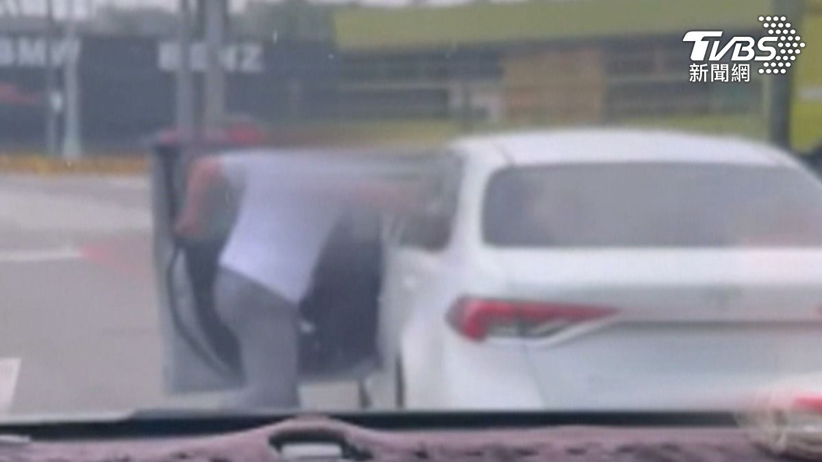 台中這名曾姓男子,就看他快手一揮,直接把車窗打爆,接著不斷對駕駛咆哮(圖/民眾提供)