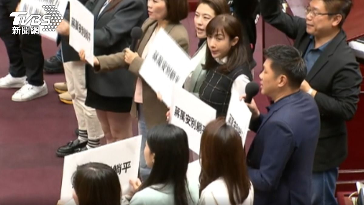 喊「別躺平」 蔣萬安施政報告 綠杯葛送禮。(圖/TVBS)