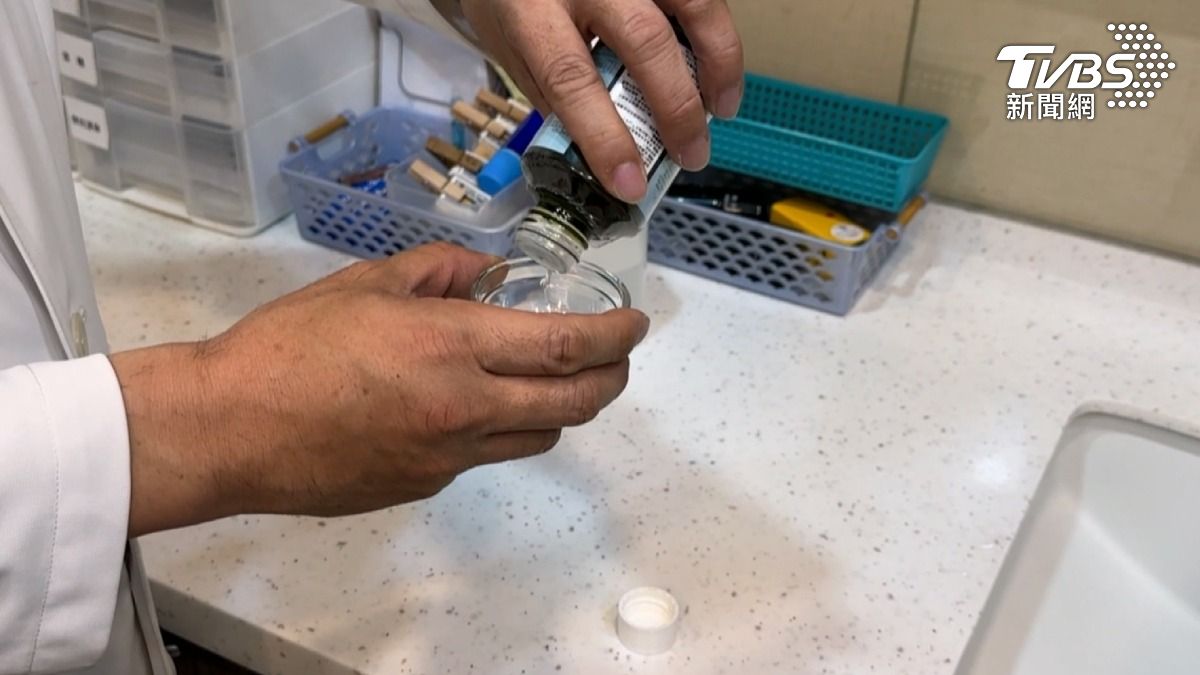 醫師手上這瓶30%,還有50%以及70%,療程前會先倒進小碟子,再以刷子一層一層擦在皮膚上,等待時間則依醫師判斷(圖/TVBS)