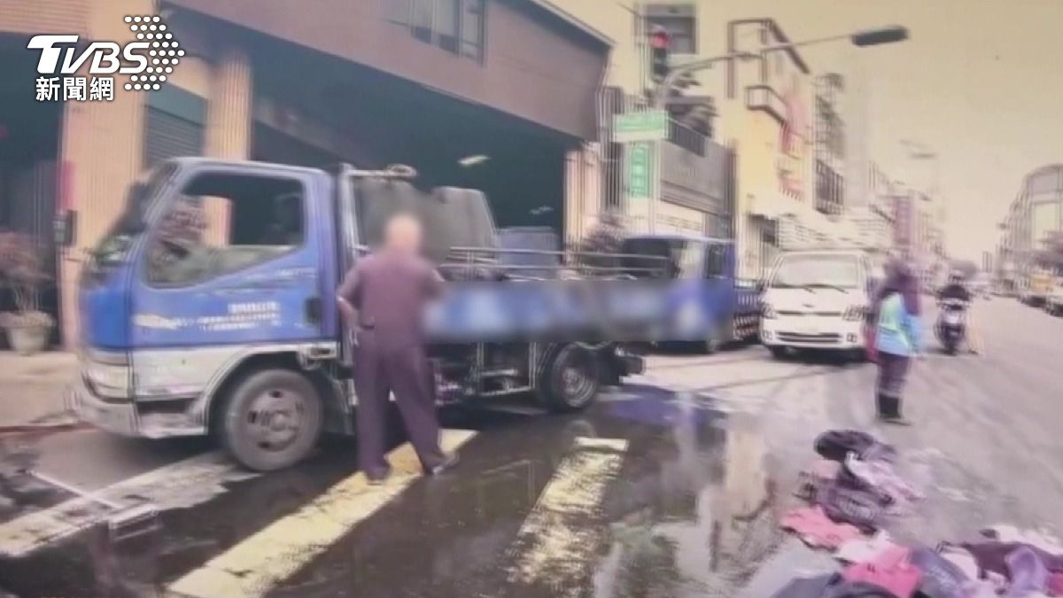 員林貨車急煞「油桶傾倒」 回收廢油灑落10幾公尺路面。(圖/民眾提供)