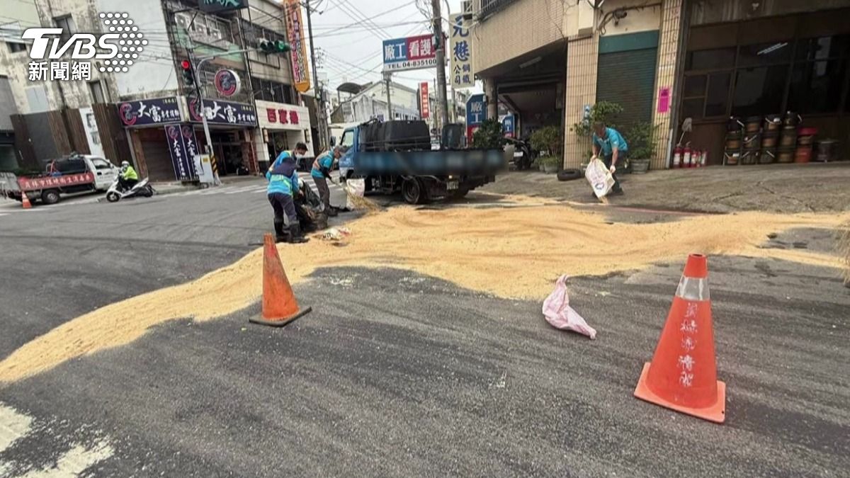 後續又搬來木屑,沿著撒落的油漬鋪撒上去。現場共出動2車8人進行除油作業。(圖/TVBS)