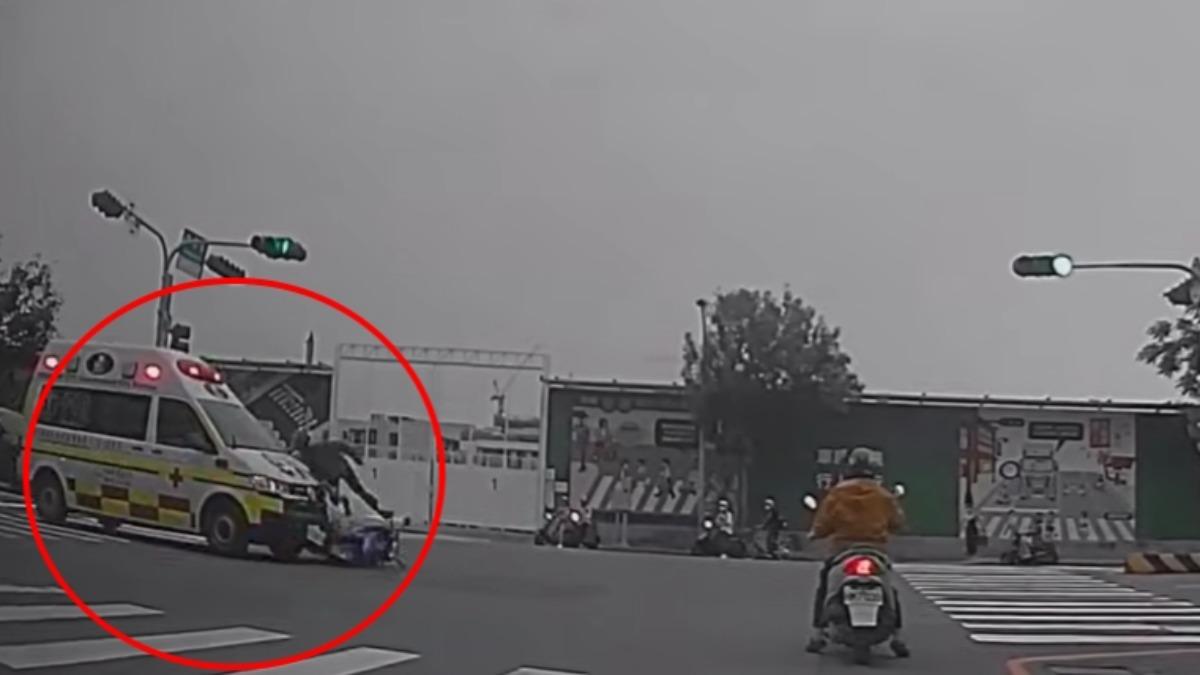 待轉騎士不理鳴笛硬闖路口,遭救護車當場撞飛。(圖/YT:WoWtchout)