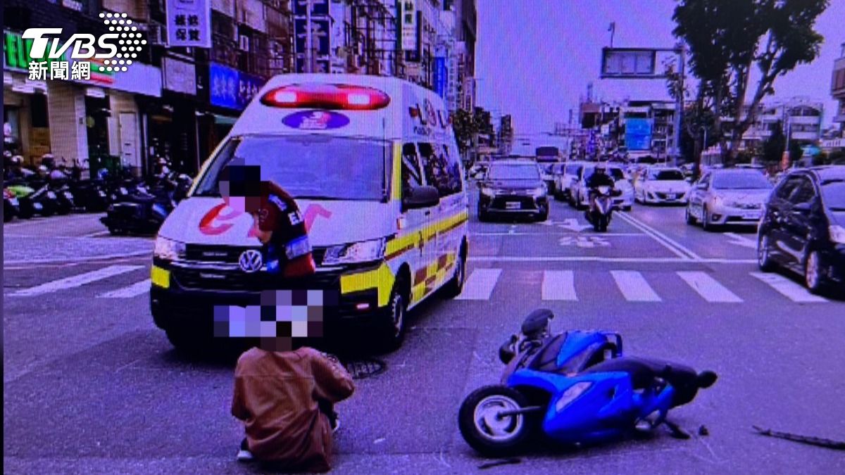 騎士連人帶車重摔在地,救護車上還載有一名95歲命危婦人。(圖/TVBS)