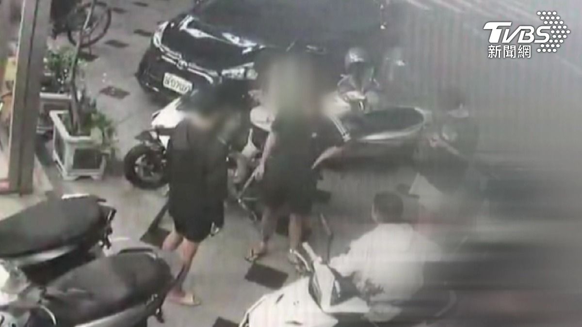 李姓少年無照騎車找友人談判，一言不合出手攻擊，一旁朋友全袖手旁觀。（圖／TVBS）