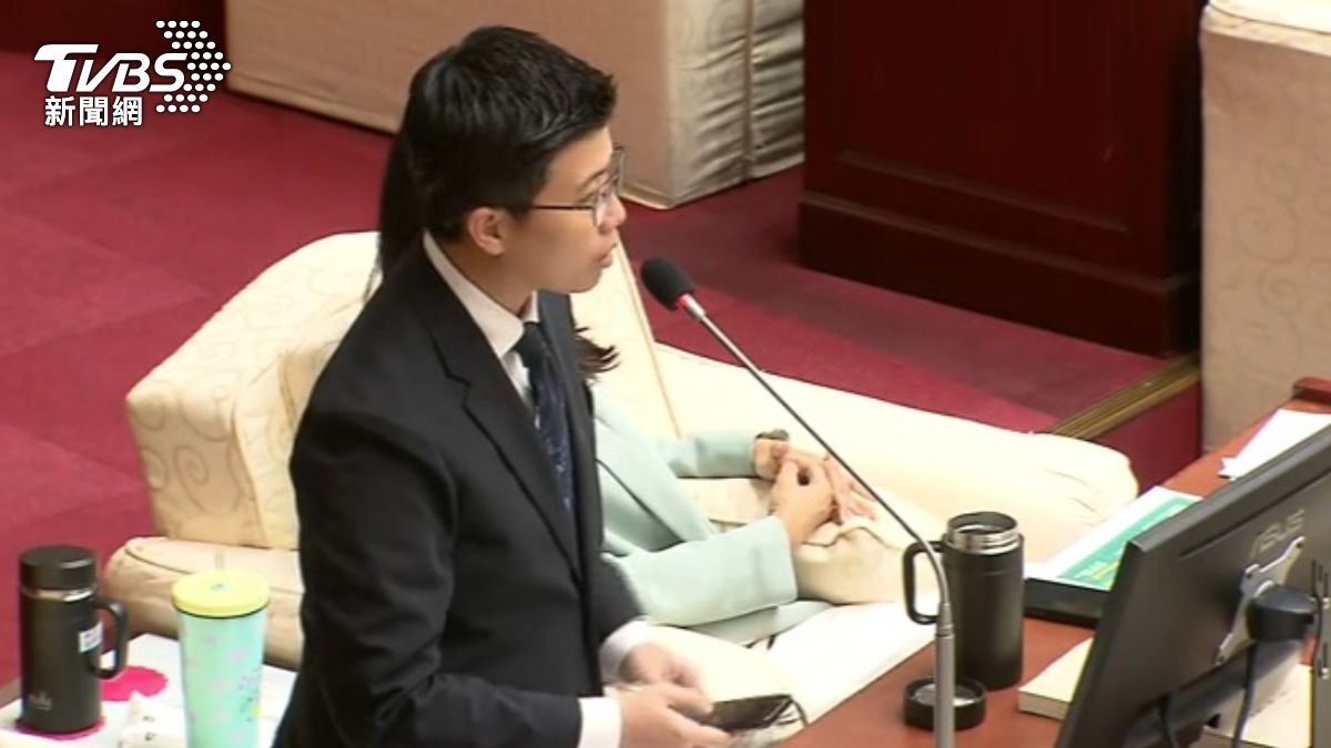 苗博雅在議會質詢蔣萬安，直指京華城違法容積獎勵宛如未爆彈。（圖／TVBS）