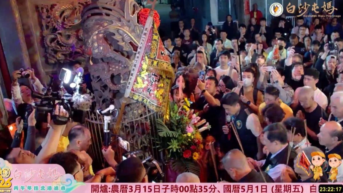 白沙屯媽祖「放頭旗」圓滿完成！86歲爐主抱病缺席　兒代父執旗惹鼻酸