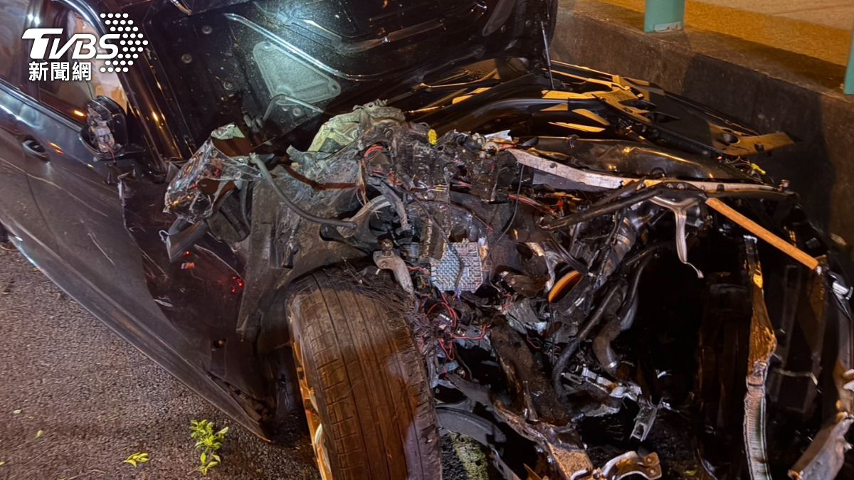改裝BMW車頭被撞爛,駕駛則是落跑不見蹤影。(圖/TVBS)