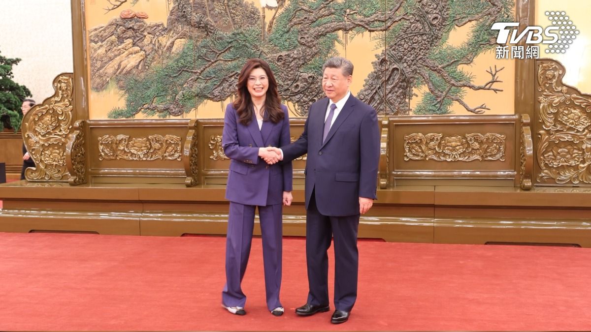 國民黨主席鄭麗文10日上午於北京人民大會堂會晤中共總書記習近平，雙方握手數秒。（圖／黃韋銓攝）