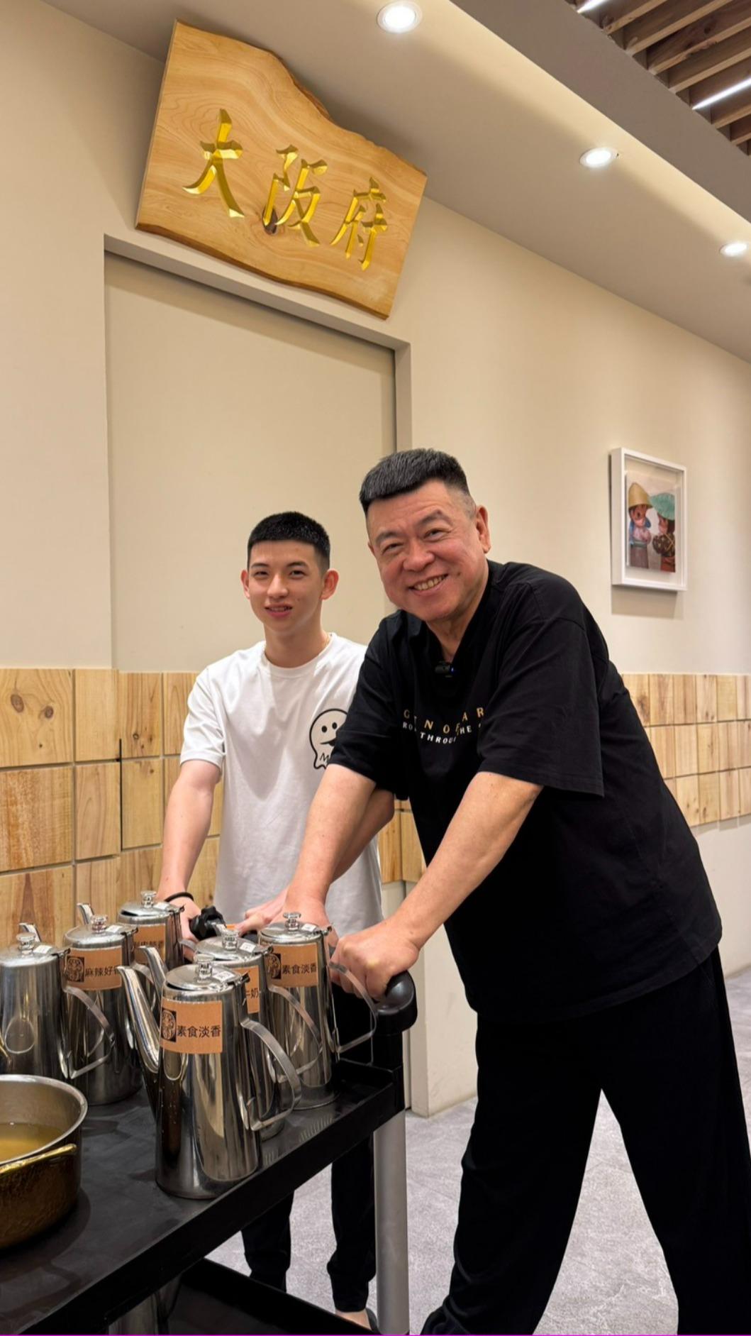 孫德榮為逼自己多動,最近在火鍋店當起服務生。(圖/孫德榮提供)