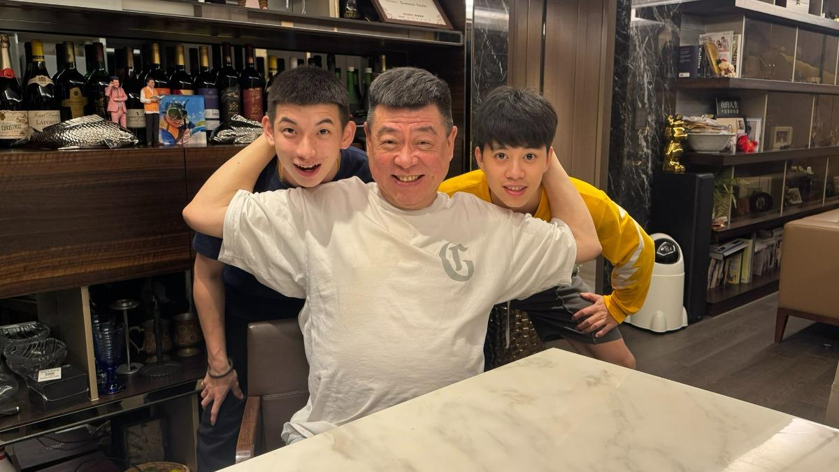 孫德榮(中)和兒子唯哲(右)及少安感情深厚。(圖/孫德榮提供)
