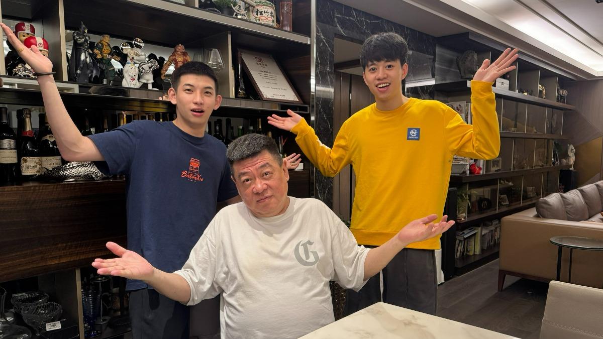 孫德榮(中)與兒子唯哲(右)及少安受訪分享近況。(圖/孫德榮提供)
