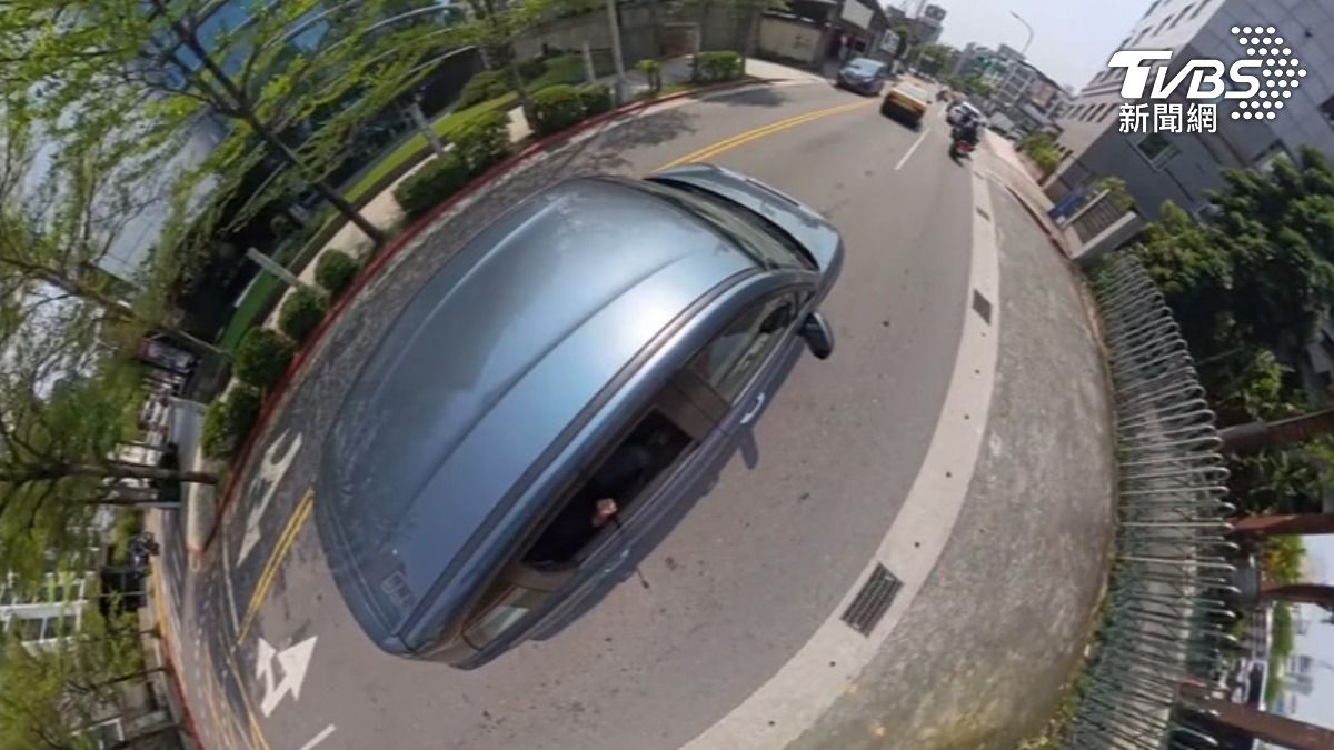 汽車達人實際帶記者上路，展示輔助駕駛的警示聲音量大小。（圖／TVBS）