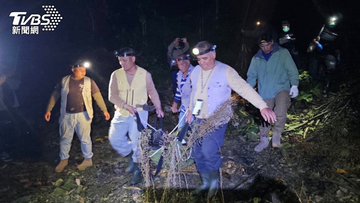 武陵部落棲地巡守隊員協助將黑熊運送到平緩處,讓獸醫師能進行檢傷工作。(圖/TVBS)