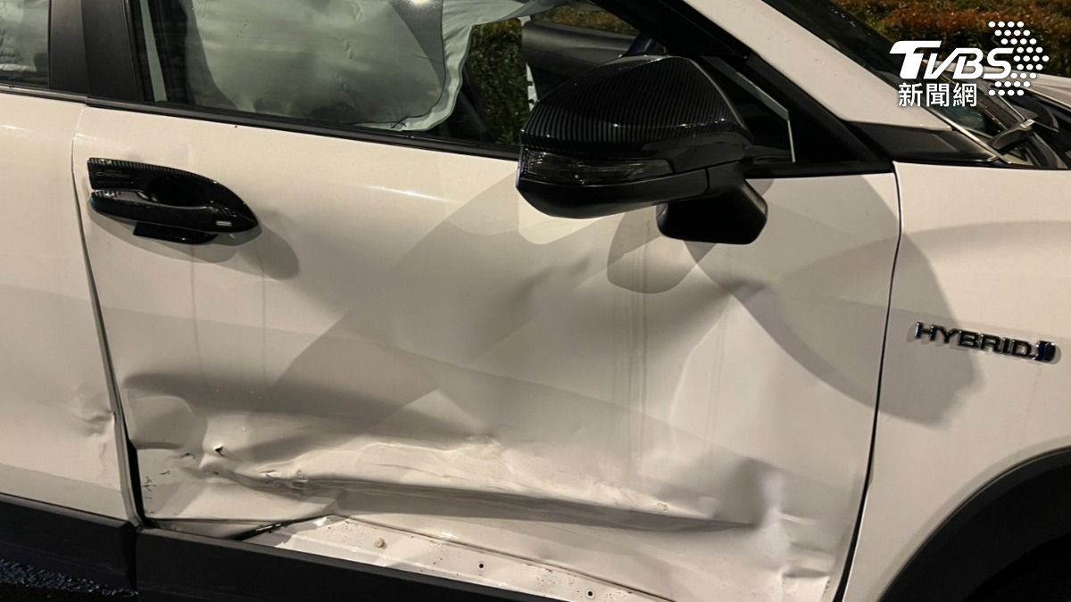特斯拉超車,失控打滑撞護欄,又撞Uber。(圖/TVBS)