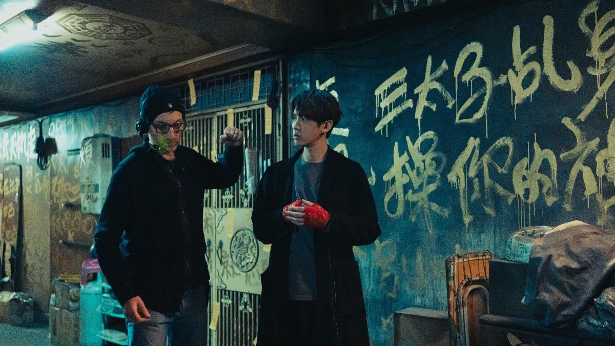 柯震東(右)大讚場景組的功力。(圖/Netflix提供)
