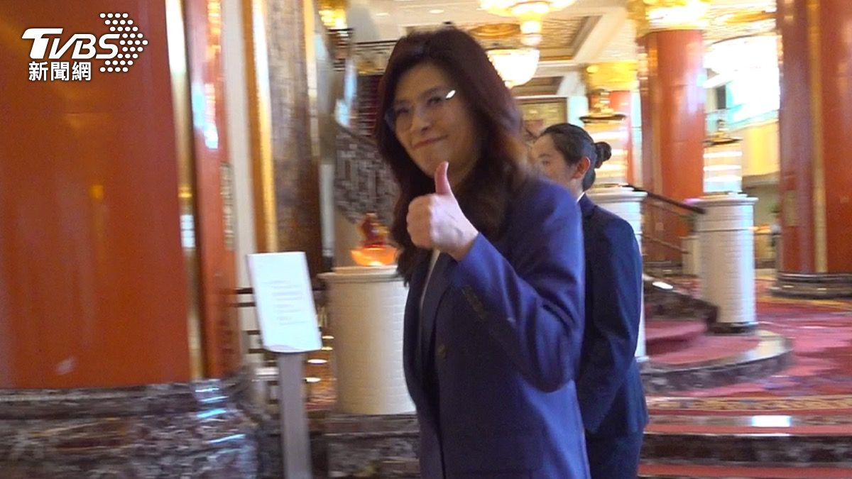 面對《TVBS》記者詢問與習近平午宴氣氛如何，鄭麗文用力比了大大的讚。（圖／崔重群攝）