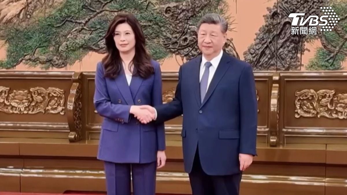 國民黨主席鄭麗文今（10）日上午11點於北京人民大會堂會晤中共總書記習近平，雙方握手數秒。（圖／黃韋銓攝）