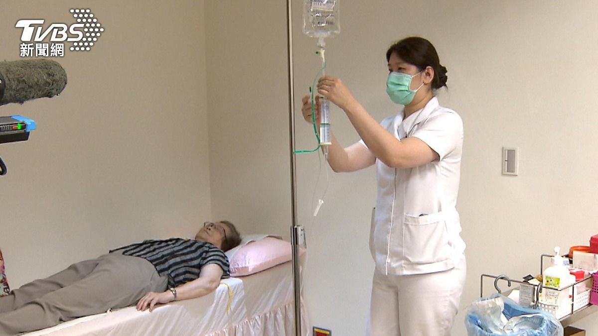 去年六月，亞東醫院患者施打失智症新藥。（圖／TVBS）