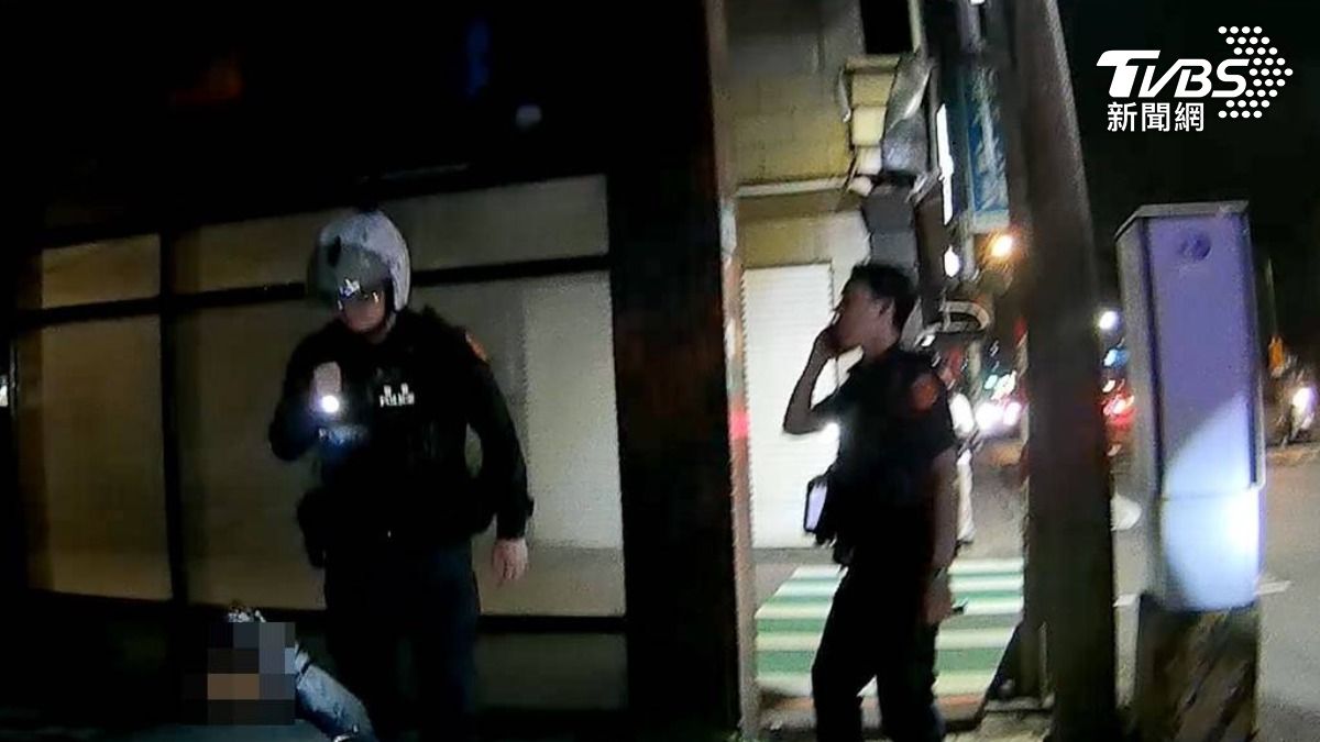 通緝犯拒檢狂逃,騎車一路闖燈,自撞騎樓遭逮。(圖/TVBS)