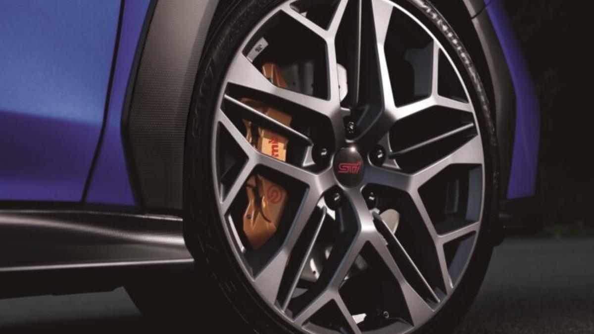 WRX STI Sport#配備19吋STI消光灰輪圈與金色煞車卡鉗。(圖/Subaru提供)