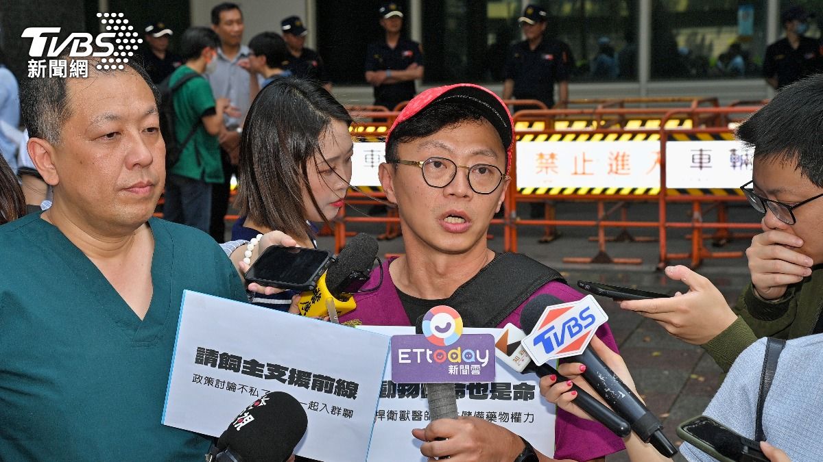 活動號召人獸醫師鍾昇樺表示,今天出面主要希望更多人知道政策要上路前要有完整配套。(圖/胡瑞麒攝)