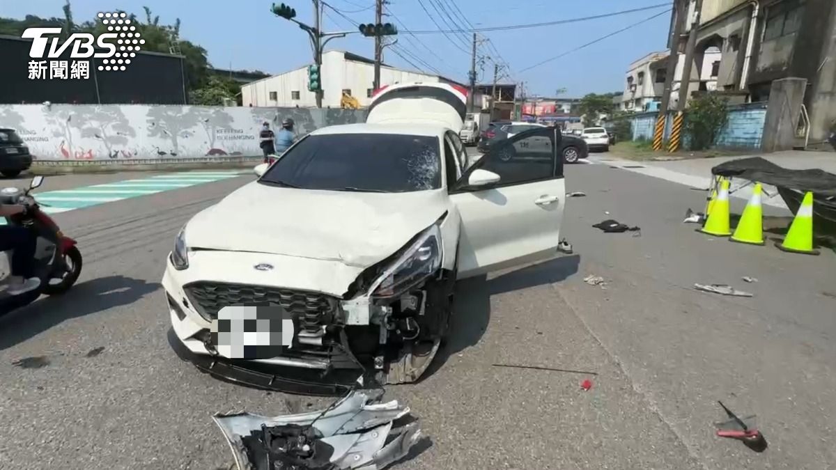 轎車車頭因撞擊凹陷毀損,詳情待警方釐清。(圖/TVBS)