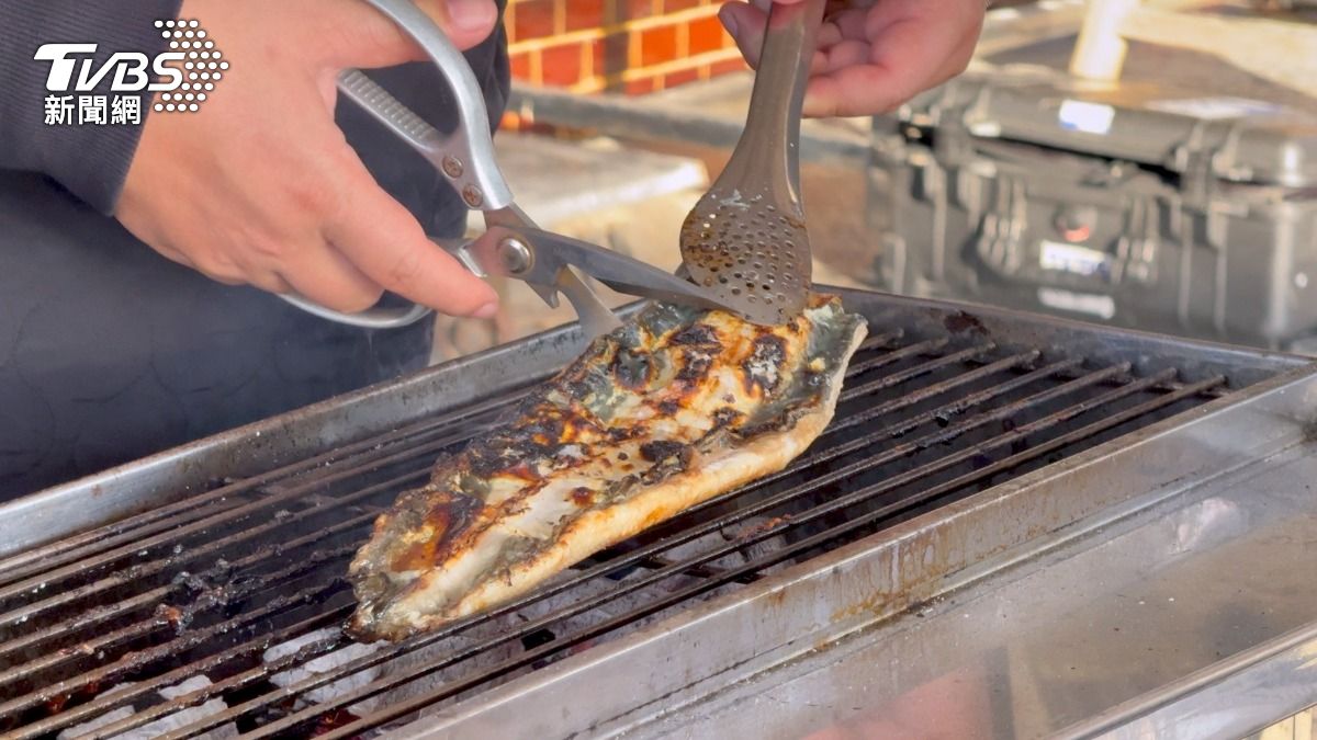 這是蔡易餘人生中第一次親手烤鰻魚。(圖/柯勝雄攝)