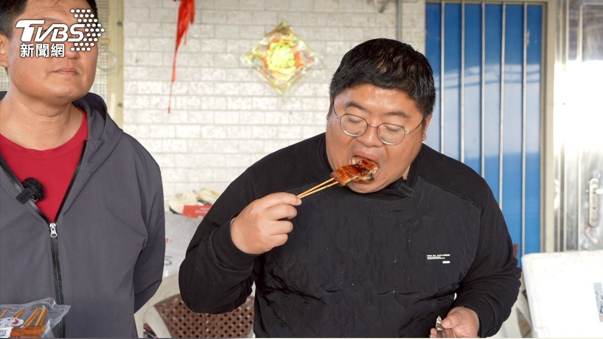 蔡易餘吃下自己烤的蒲燒鰻,感受到的是「選擇」的重量。(圖/柯勝雄攝)