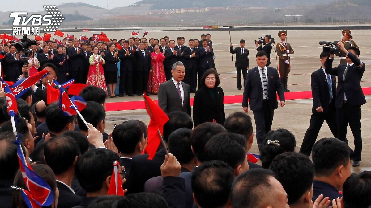 大陸外交部長王毅(左)與北韓外長崔善姬(右)。(圖/達志影像美聯社)
