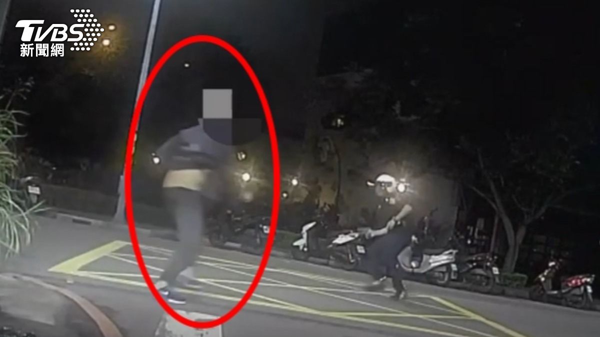 五股男持刀追警察!騎車奪刀警察不開槍 警局回應了