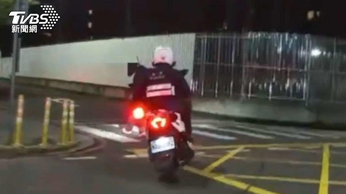 員警騎車奪刀壓制犯嫌,無釀人員傷亡。(圖/TVBS)