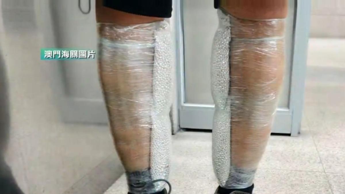 銀價一年累計飆升147%,走私案件跟著大幅增加。澳門海關不到一個月,查獲市值超過3500萬的"銀粒"走私到大陸,嫌犯還包括16歲學生。(圖/TVB)
