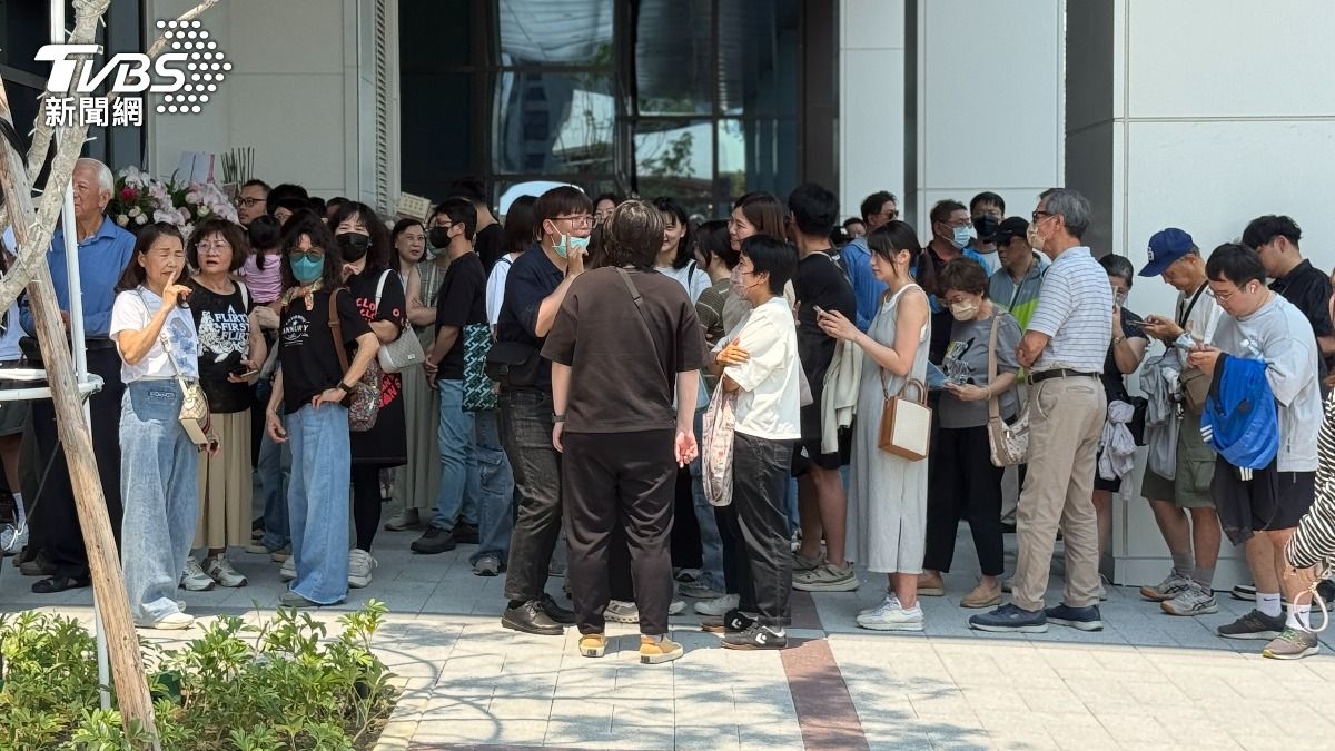 開幕前民眾在外排隊。(圖/陳祁攝)