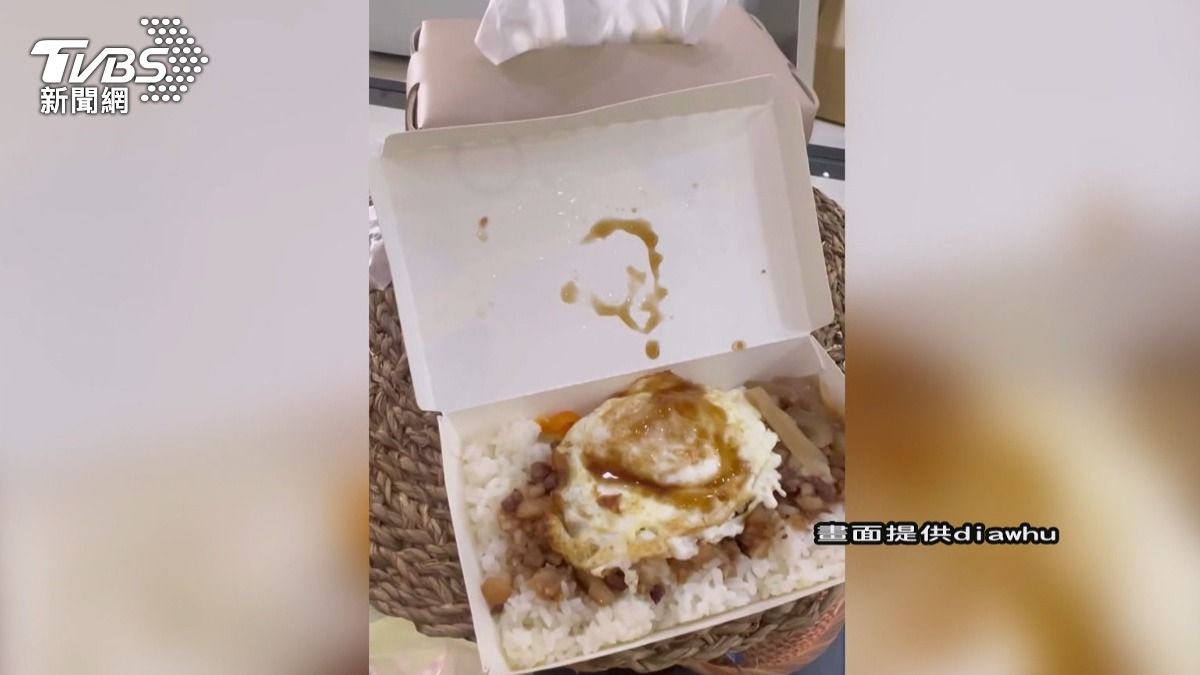 外帶滷肉飯結帳「多10元」!他錯愕:事前沒說結帳才知。(圖/民眾提供)