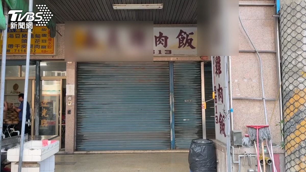 彰化某小吃店購買滷肉飯30元及荷包蛋15元,以便當紙盒外帶,總價卻是55元。(圖/TVBS)