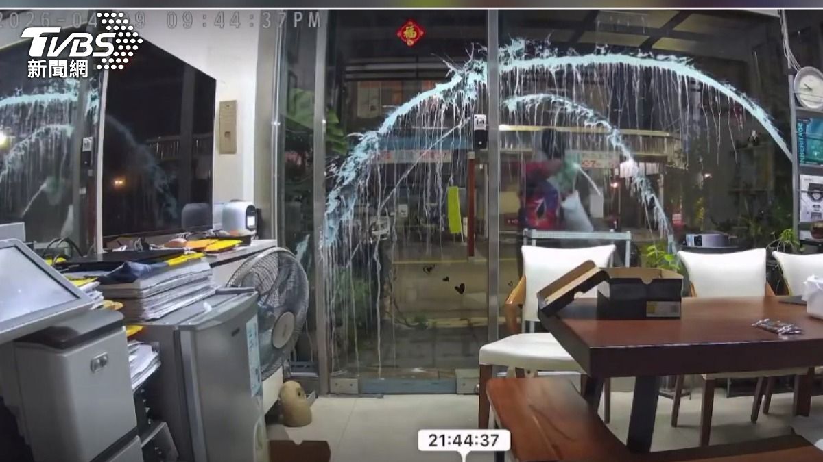 台中事務所遭潑漆!嫌犯蒙面「邊灑邊錄影」 業者:沒跟人結仇。(圖/民眾提供)