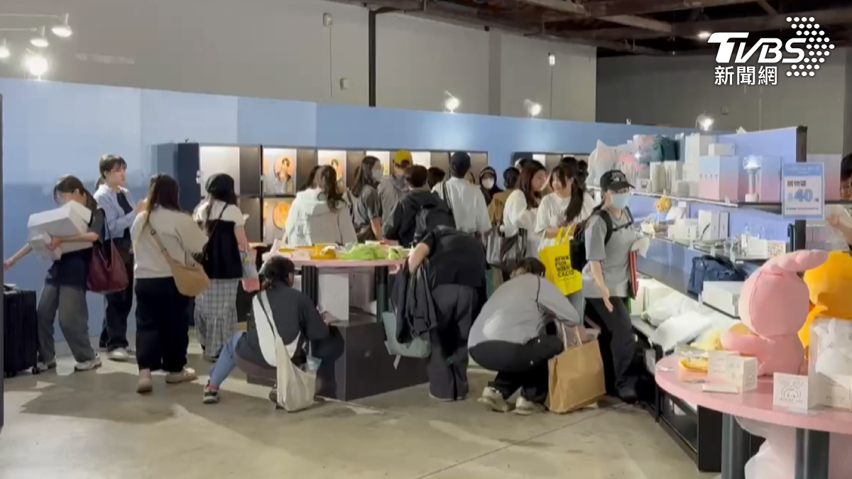 韓國人氣男團SEVENTEEN快閃店進駐高雄駁二藝術特區,大批克拉們一早就排隊搶購(圖/TVBS)