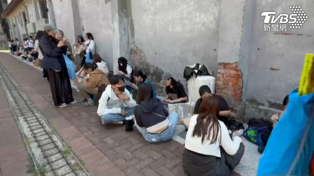 有人前一晚到場卡位,排隊超過12小時只為限量周邊(圖/TVBS)