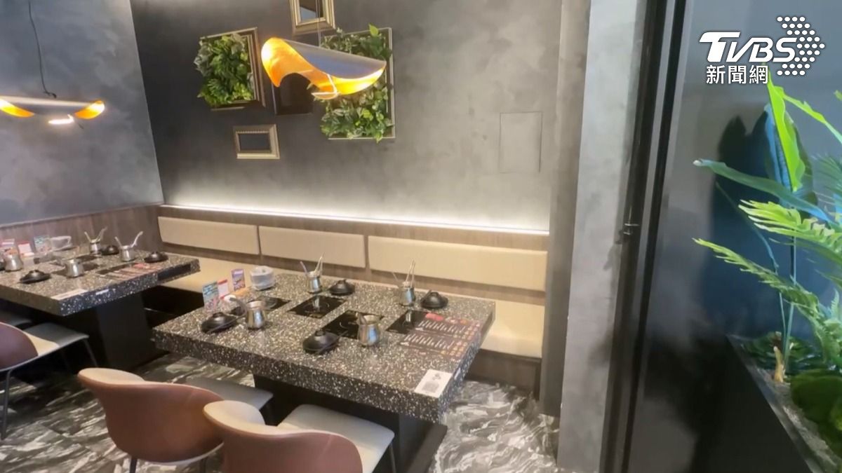 RO管線位移,整根管子掉了出來,水流了一整晚,營業才三個月裝潢就要修理換新,損失高達上萬元(圖/TVBS)