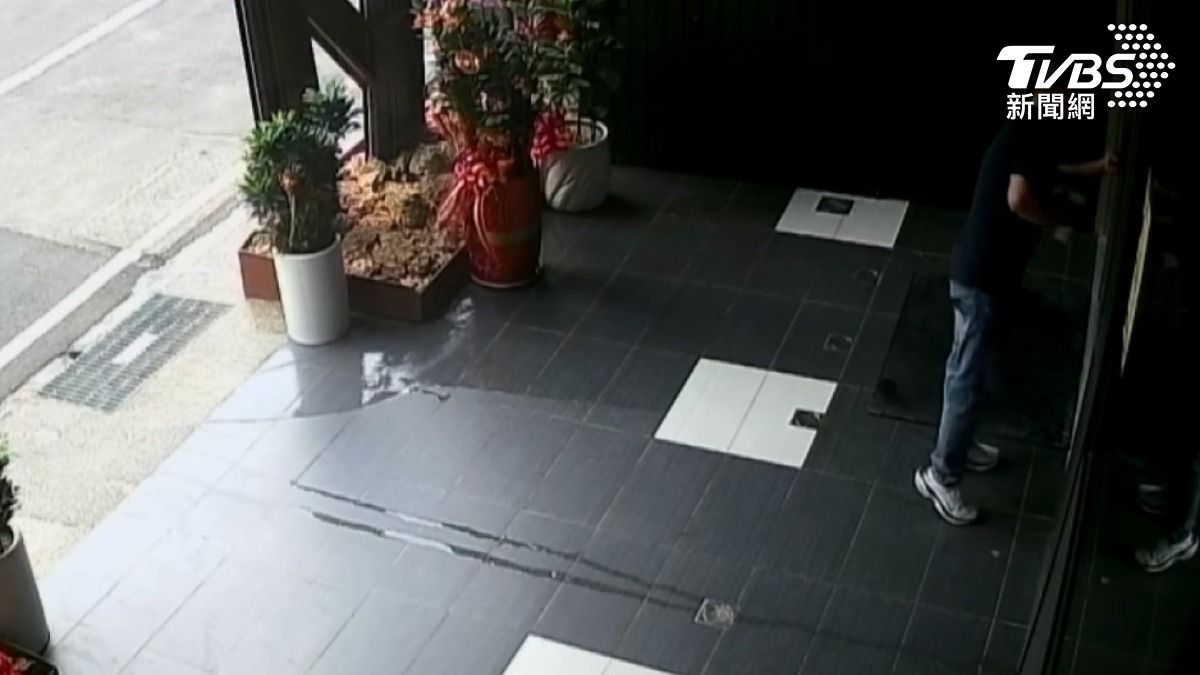 火鍋店員工一早開店,卻被眼前一幕嚇傻,店內不停流出大量積水(圖/TVBS)