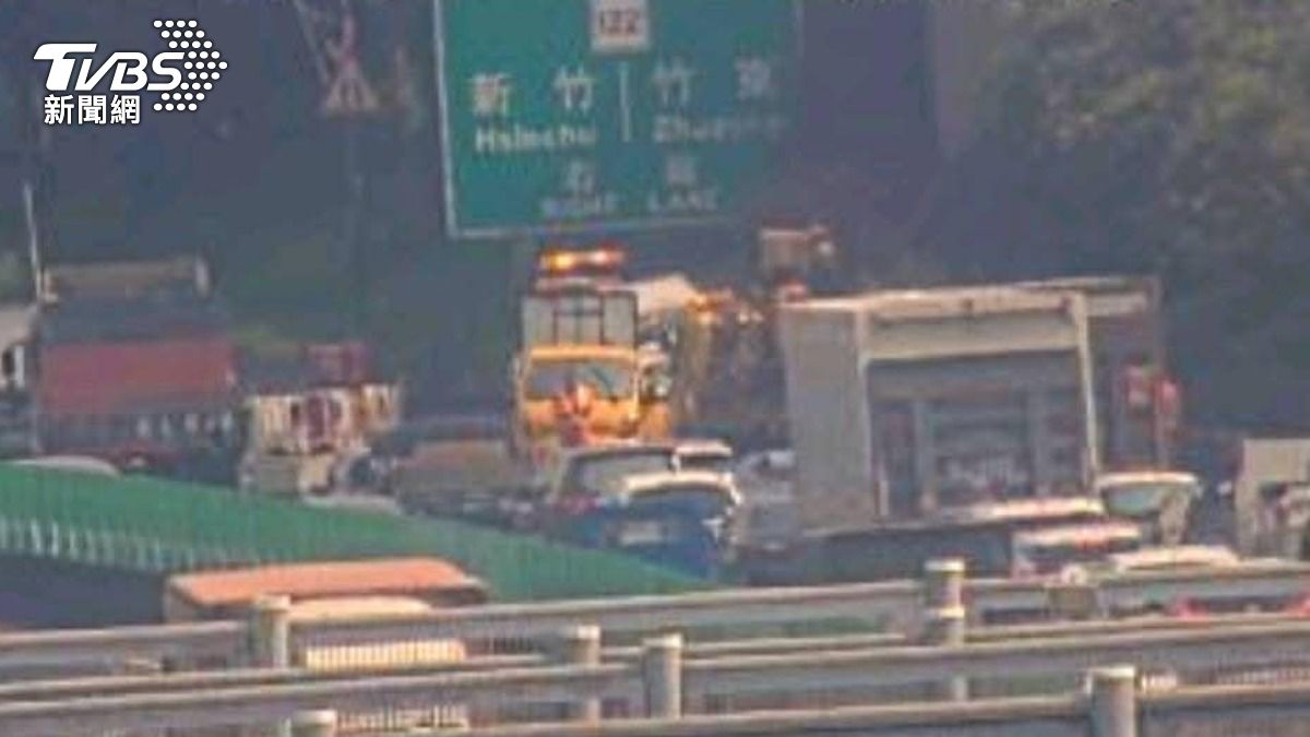 國1北向驚傳連環撞!小貨車疑「精神不濟」猛撞工程車 4人傷送醫