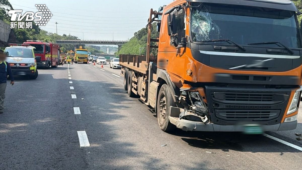 小貨車撞工程車!國1北向4車連環撞。(圖/民眾提供)