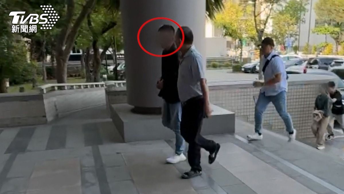 調查人員將太金票券涉案人移送地檢署,走在前面的男子,就是太金的沈姓負責人(圖/TVBS)