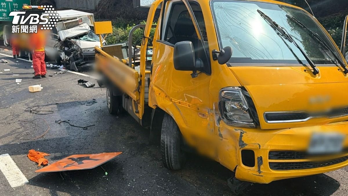 小貨車疑恍神直撞路肩工程車!國1北向「4車連環撞」釀4傷。(圖/民眾提供)